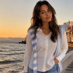 Γυναικείο λευκό πουκάμισο σετ με σιέλ πουλόβερ