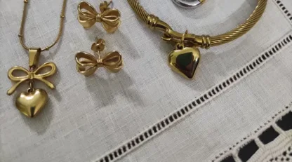 Χρυσά και ασημί κοσμήματα Glamorous Style σε λευκό ύφασμα
